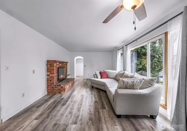 Photo 3 of Sale Pending at 1016 Lincoln St, Mount Vernon, WA 98273 | MLS# NWM2581170 | Listing updated on 2026-09-28