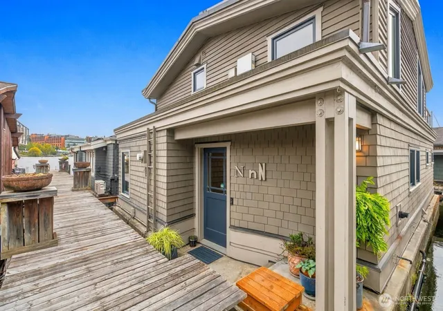 Photo 2 of Sale Pending at 3146 Portage Bay Pl E #N, Seattle, WA 98102 | MLS# NWM2581191 | Listing updated on 2026-09-30