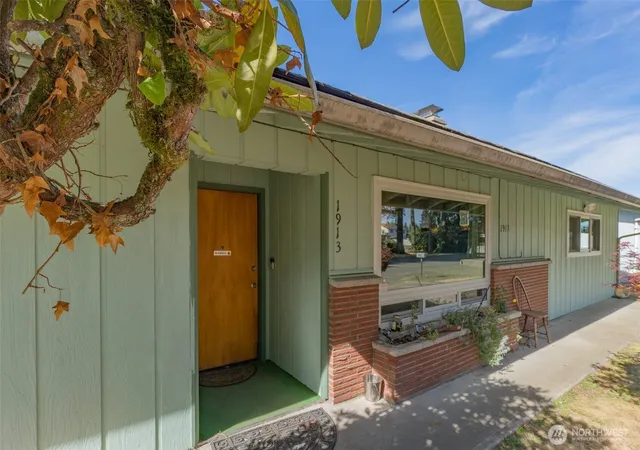 Photo 3 of Single family home for sale at 1913 King St, Shelton, WA 98584 | MLS# NWM2581265 | Listing updated on 2026-09-25