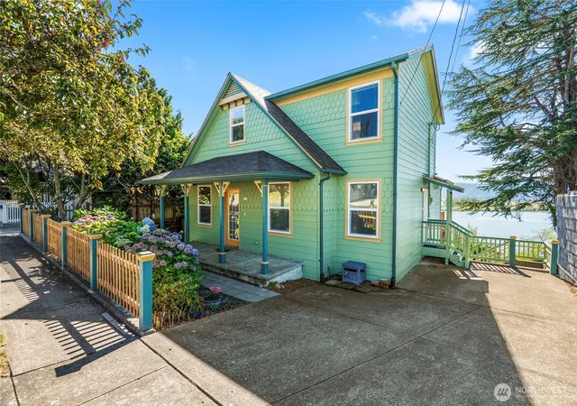 Photo 3 of Sale Pending at 330 Columbia St, Cathlamet, WA 98612 | MLS# NWM2581337 | Listing updated on 2026-09-29