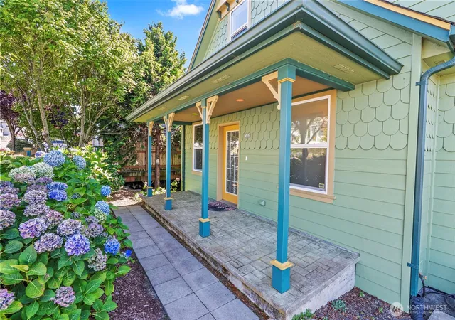 Photo 3 of Sale Pending at 330 Columbia St, Cathlamet, WA 98612 | MLS# NWM2581337 | Listing updated on 2026-09-29