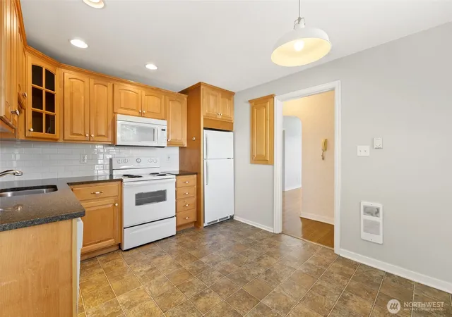 Photo 4 of Condo for sale at 421 N Yakima Ave #4, Tacoma, WA 98403 | MLS# NWM2581356 | Listing updated on 2026-09-29