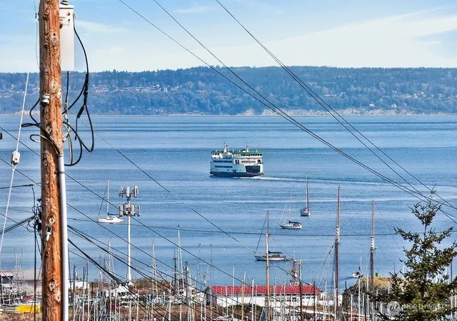 Photo 4 of Sale Pending at 627 Wilson St, Port Townsend, WA 98368 | MLS# NWM2581403 | Listing updated on 2026-09-25