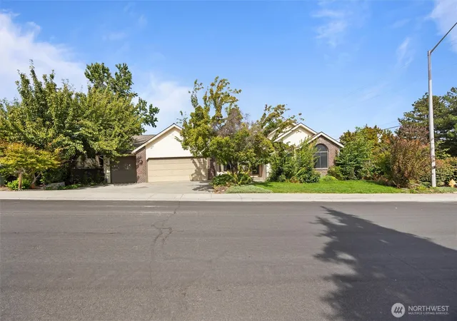 Photo 3 of Single family home for sale at 102 View Meadows Ct, Richland, WA 99352 | MLS# NWM2581410 | Listing updated on 2026-09-24