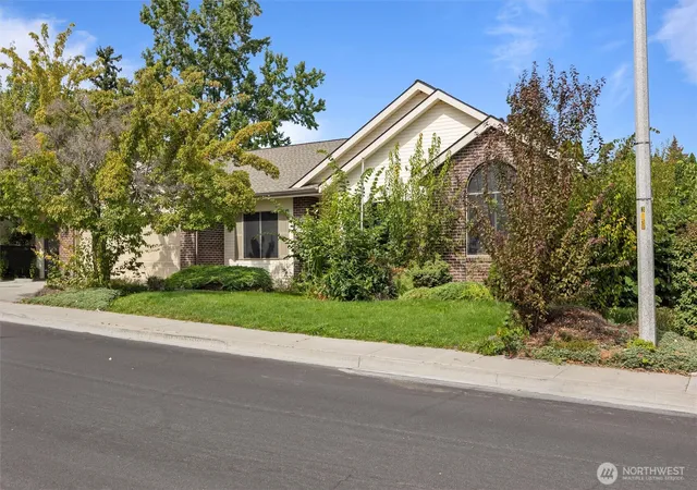 Photo 3 of Single family home for sale at 102 View Meadows Ct, Richland, WA 99352 | MLS# NWM2581410 | Listing updated on 2026-09-24