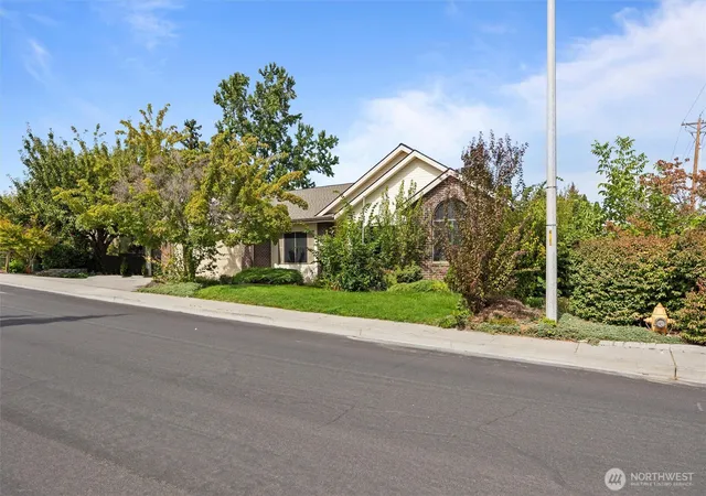 Photo 4 of Single family home for sale at 102 View Meadows Ct, Richland, WA 99352 | MLS# NWM2581410 | Listing updated on 2026-09-24
