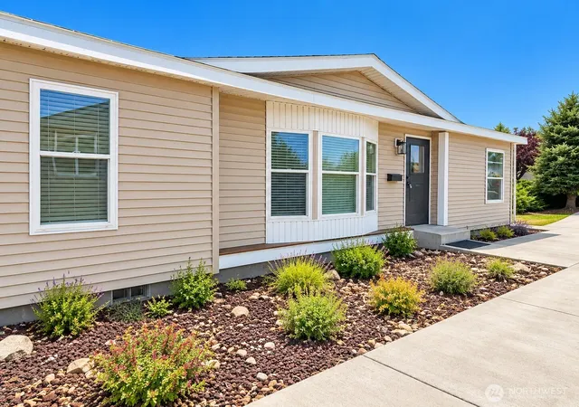 Manufactured home for sale at 309 5th Avenue SE, Ephrata, WA 98823 | MLS# NWM2581463
