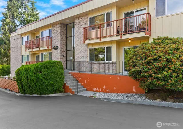 Condo for sale at 330 Elm St #205, Everett, WA 98203 | MLS# NWM2581464