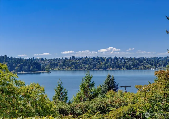 Photo 3 of Single family home for sale at 4140 Boulevard Pl, Mercer Island, WA 98040 | MLS# NWM2581516 | Listing updated on 2026-10-01