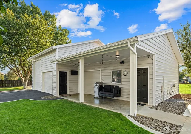 Photo 4 of Single family home for sale at 1022 E Capitol Ave, Ellensburg, WA 98926 | MLS# NWM2581520 | Listing updated on 2026-09-23