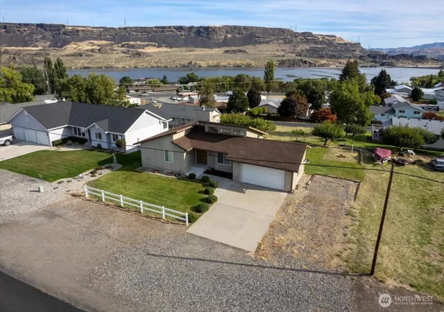 Photo 3 of Sale Pending at 32 Electric Blvd, Electric City, WA 99123 | MLS# NWM2581538 | Listing updated on 2026-09-21