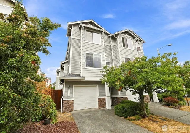 Townhouse for sale at 333 127th Street SE #A, Everett, WA 98208 | MLS# NWM2581539