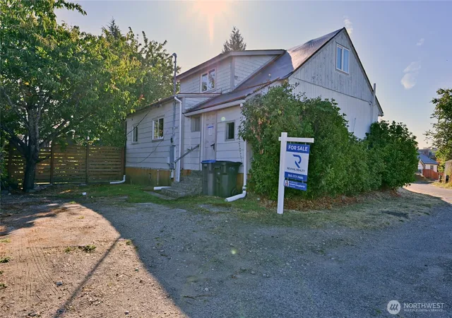 Photo 2 of Single family home for sale at 917 Cogean, Bremerton, WA 98337 | MLS# NWM2581557 | Listing updated on 2026-09-30