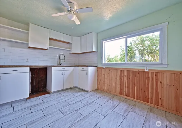 Photo 4 of Single family home for sale at 917 Cogean, Bremerton, WA 98337 | MLS# NWM2581557 | Listing updated on 2026-09-30