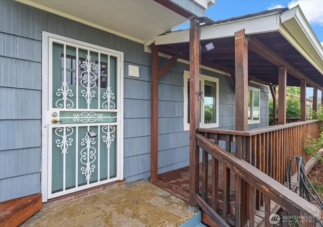 Photo 3 of Single family home for sale at 324 28th Avenue, Longview, WA 98632 | MLS# NWM2581579 | Listing updated on 2026-09-25