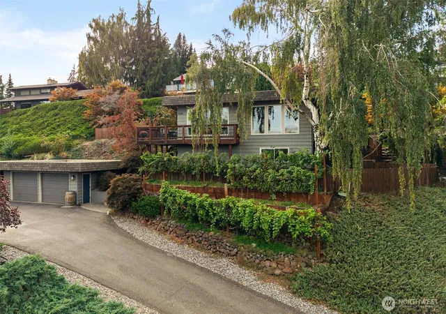 Photo 2 of Single family home for sale at 2020 Overlook Dr, Wenatchee, WA 98801 | MLS# NWM2581589 | Listing updated on 2026-09-24