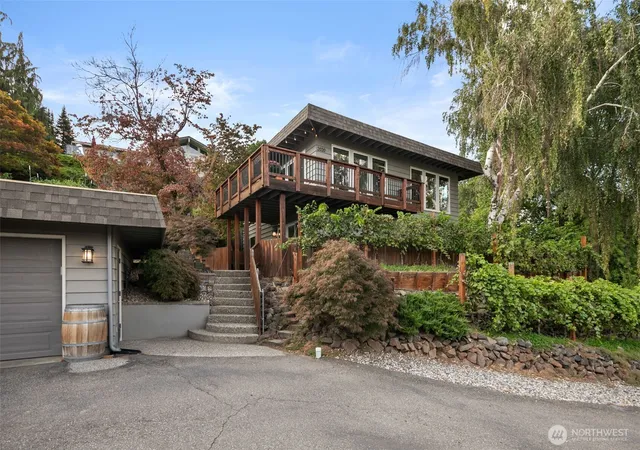 Photo 3 of Single family home for sale at 2020 Overlook Dr, Wenatchee, WA 98801 | MLS# NWM2581589 | Listing updated on 2026-09-24