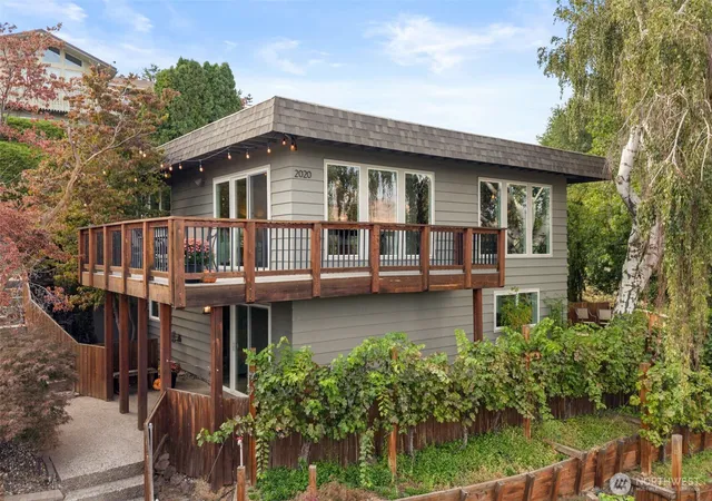 Photo 3 of Single family home for sale at 2020 Overlook Dr, Wenatchee, WA 98801 | MLS# NWM2581589 | Listing updated on 2026-09-24