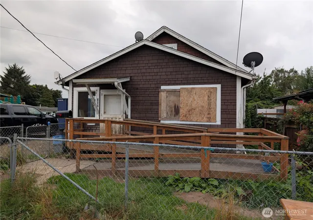 Photo 1 of Single family home for sale at 702 Elm St, Kelso, WA 98626 | MLS# NWM2581656 | Listing updated on 2026-10-01
