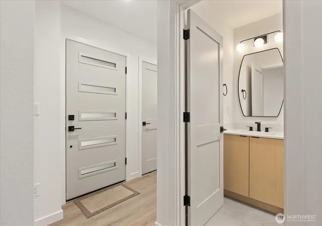 Photo 4 of Townhouse for sale at 10748 Interlake Ave N, Seattle, WA 98133 | MLS# NWM2581698 | Listing updated on 2026-10-01