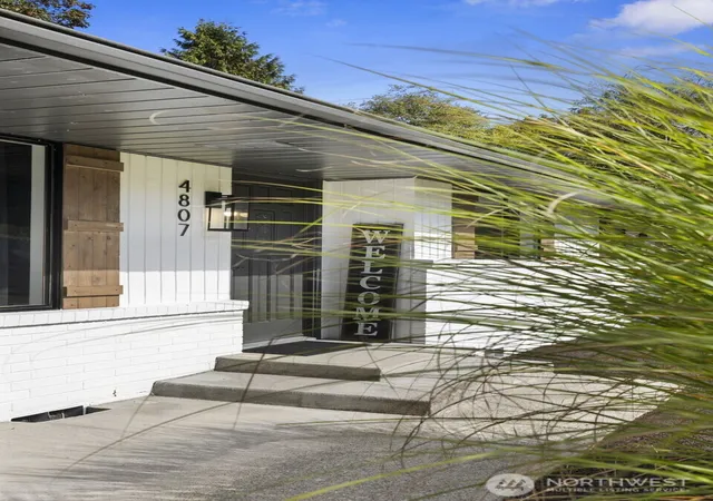 Photo 2 of Sale Pending at 4807 Bayview Ln, Everett, WA 98203 | MLS# NWM2581718 | Listing updated on 2026-10-02