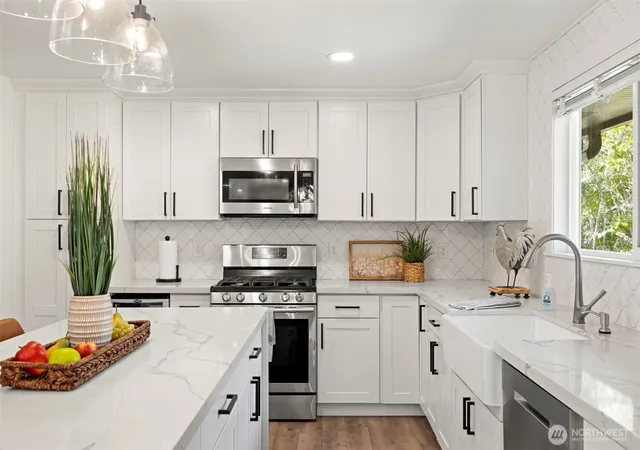 Photo 4 of Sale Pending at 4807 Bayview Ln, Everett, WA 98203 | MLS# NWM2581718 | Listing updated on 2026-10-02