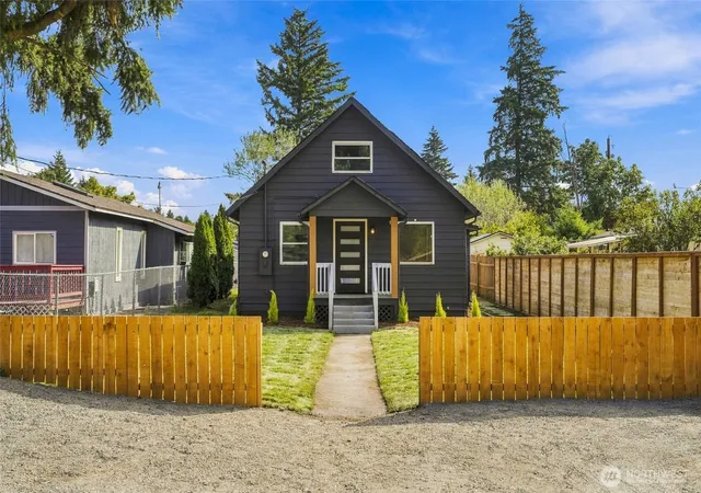 Photo 2 of Single family home for sale at 506 L St Se, Auburn, WA 98002 | MLS# NWM2581749 | Listing updated on 2026-09-25