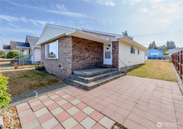 Photo 4 of Single family home for sale at 1812 W 5th Street, Port Angeles, WA 98363 | MLS# NWM2581754 | Listing updated on 2026-09-26