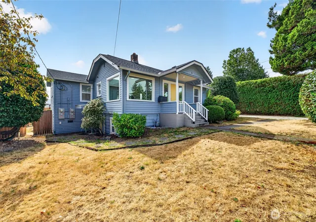 Photo 4 of Single family home for sale at 2907 SW 2909 Cloverdale St, Seattle, WA 98126 | MLS# NWM2581774 | Listing updated on 2026-10-02