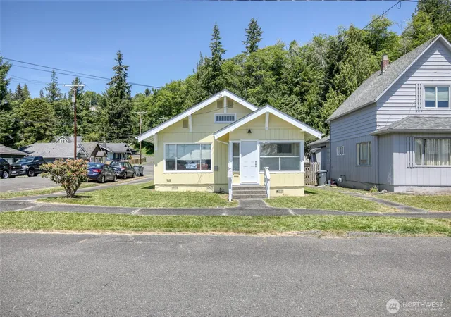 Photo 1 of Single family home for sale at 401 Chenault Ave, Hoquiam, WA 98550 | MLS# NWM2581779 | Listing updated on 2026-09-25