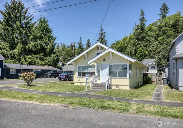 Photo 2 of Single family home for sale at 401 Chenault Ave, Hoquiam, WA 98550 | MLS# NWM2581779 | Listing updated on 2026-09-25