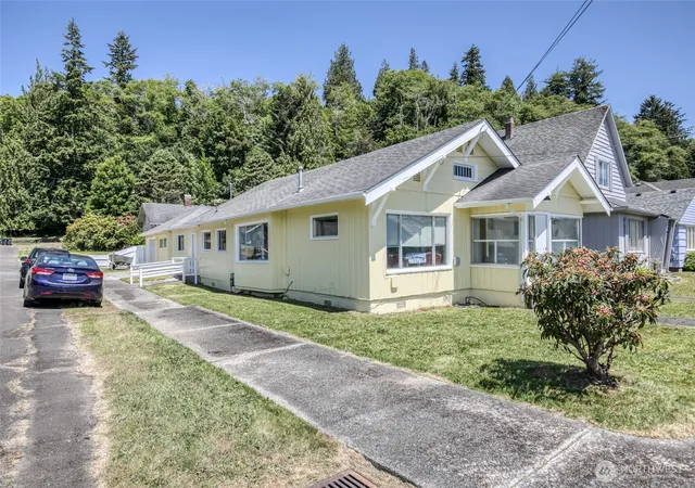 Photo 3 of Single family home for sale at 401 Chenault Ave, Hoquiam, WA 98550 | MLS# NWM2581779 | Listing updated on 2026-09-25