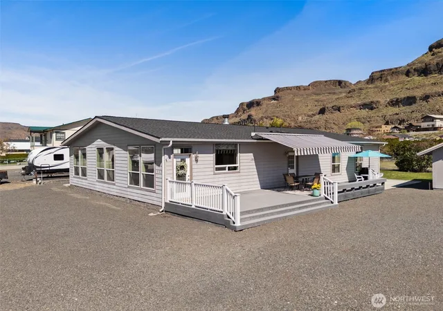 Manufactured home for sale at 905 Hunter Ave SW, Quincy, WA 98848 | MLS# NWM2581793