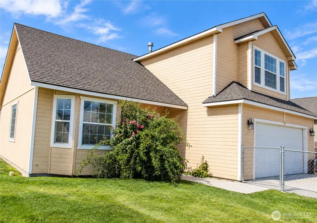 Photo 3 of Single family home for sale at 1705 Guernsey St, Sunnyside, WA 98944 | MLS# NWM2581798 | Listing updated on 2026-09-23