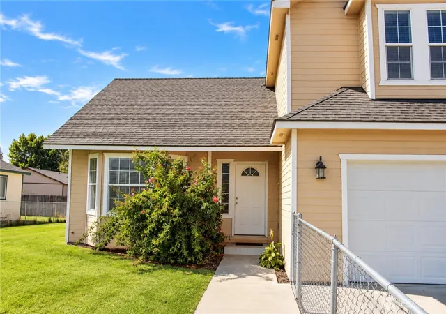 Photo 3 of Single family home for sale at 1705 Guernsey St, Sunnyside, WA 98944 | MLS# NWM2581798 | Listing updated on 2026-09-23