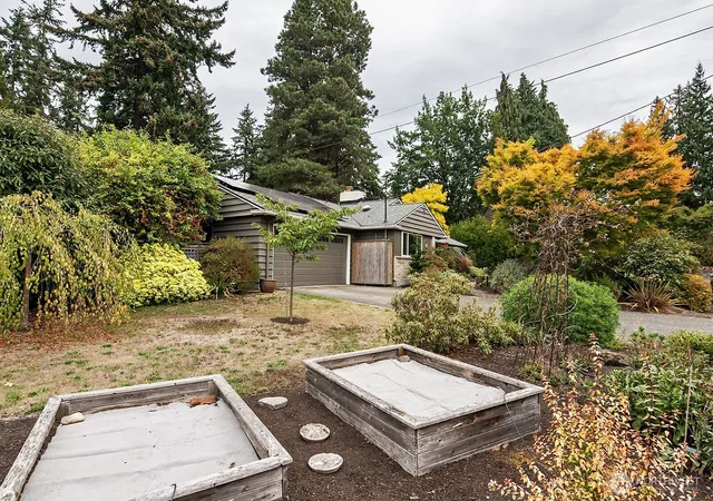 Photo 4 of Single family home for sale at 124 N 180th Street, Shoreline, WA 98133 | MLS# NWM2581816 | Listing updated on 2026-10-02