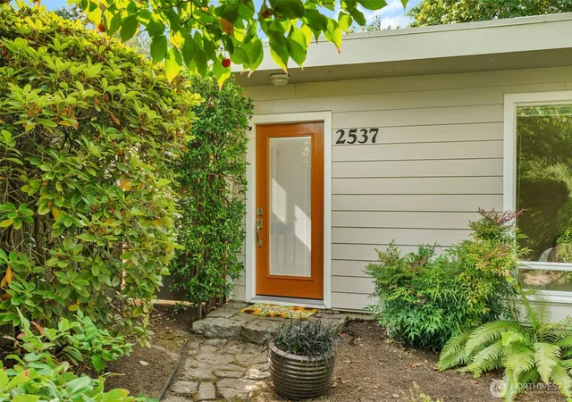 Photo 1 of Single family home for sale at 2537 Ne 97th Street, Seattle, WA 98115 | MLS# NWM2581824 | Listing updated on 2026-10-01