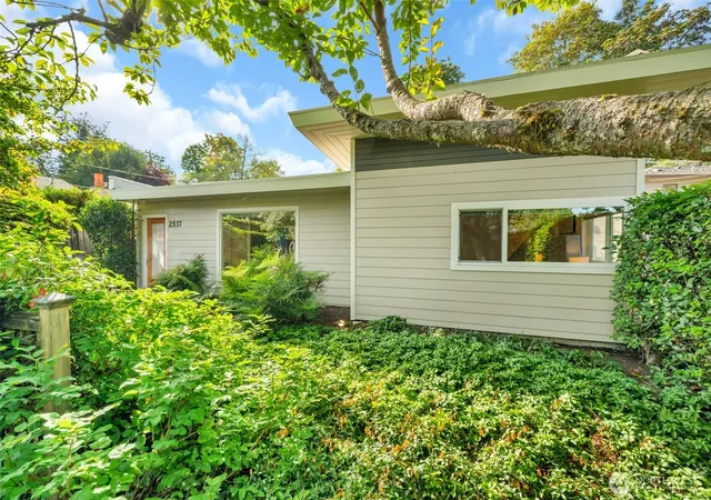 Photo 2 of Single family home for sale at 2537 Ne 97th Street, Seattle, WA 98115 | MLS# NWM2581824 | Listing updated on 2026-10-01