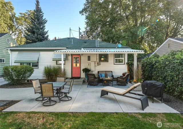 Photo 3 of Single family home for sale at 380 S 1st Avenue, Walla Walla, WA 99362 | MLS# NWM2581863 | Listing updated on 2026-09-24
