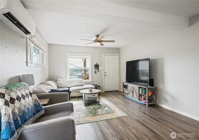 Photo 4 of Single family home for sale at 703 Allen St, Kelso, WA 98626 | MLS# NWM2581890 | Listing updated on 2026-09-25