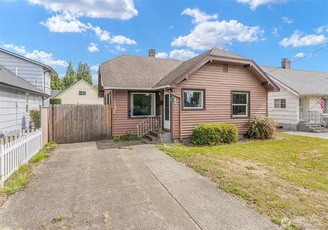 Photo 1 of Single family home for sale at 630 20th Avenue, Longview, WA 98632 | MLS# NWM2581914 | Listing updated on 2026-10-01