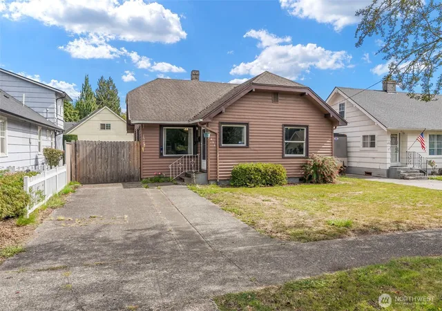 Photo 3 of Single family home for sale at 630 20th Avenue, Longview, WA 98632 | MLS# NWM2581914 | Listing updated on 2026-10-01