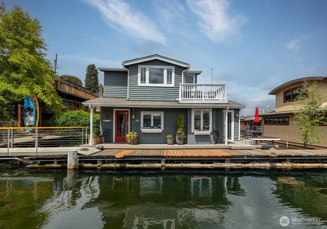 Photo 4 of Single family home for sale at 1210 E Shelby St #G, Seattle, WA 98102 | MLS# NWM2581922 | Listing updated on 2026-09-25