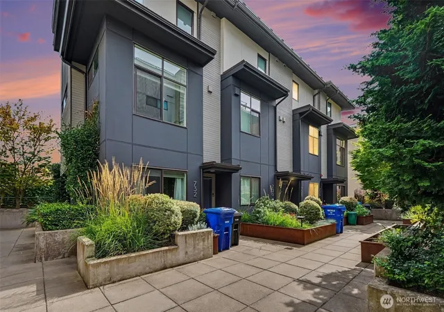 Townhouse for sale at 728 3rd Avenue N, Seattle, WA 98109 | MLS# NWM2581923