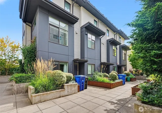 Photo 1 of Townhouse for sale at 728 3rd Avenue N, Seattle, WA 98109 | MLS# NWM2581923 | Listing updated on 2026-09-23
