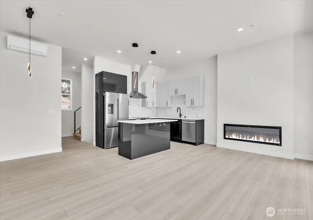 Photo 4 of Townhouse for sale at 7005 Northeast 182nd St #102, Kenmore, WA 98028 | MLS# NWM2581929 | Listing updated on 2026-09-23