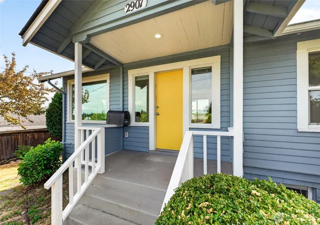 Photo 2 of Single family home for sale at 2907 Sw Cloverdale St, Seattle, WA 98126 | MLS# NWM2581934 | Listing updated on 2026-09-23
