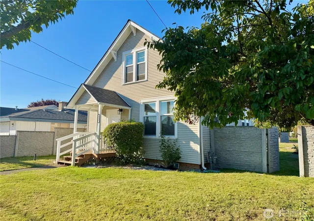 Photo 2 of Single family home for sale at 927 7th Avenue Sw, Puyallup, WA 98371 | MLS# NWM2581942 | Listing updated on 2026-09-25