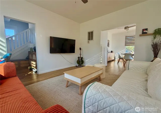 Photo 4 of Single family home for sale at 927 7th Avenue SW, Puyallup, WA 98371 | MLS# NWM2581942 | Listing updated on 2026-09-25