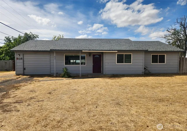 Photo 1 of Single family home for sale at 805 Lindberg Ln, Moses Lake, WA 98837 | MLS# NWM2581945 | Listing updated on 2026-09-28
